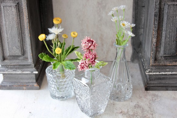 [花瓶3個セット]３種類のアンティーク風ガラスの一輪挿し造花アレンジ 1枚目の画像