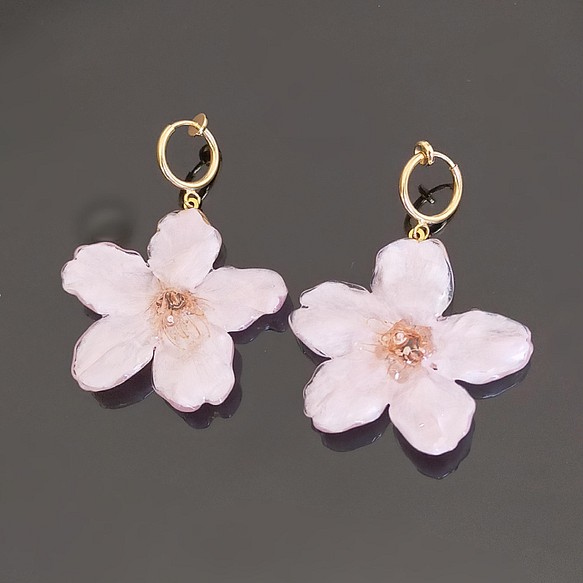 1点のみ】Everpink Sakura. 本物の桜の揺れるフープイヤリング／ピアス