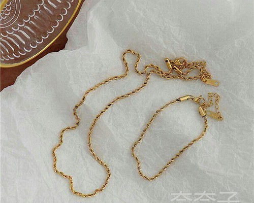 品質保証』18 Kゴールドのネックレスが美しい鎖骨チェーンです-