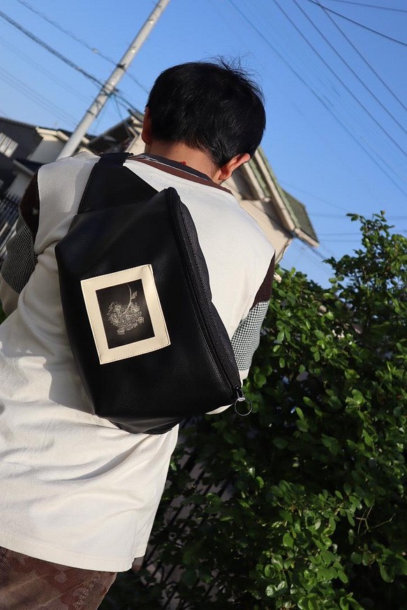 『Art Black Bag』-新作「紫陽花」版画付き黒合革ボディバッグ（ウェストバッグ）ー男女兼用 1枚目の画像