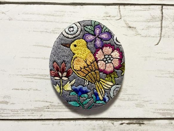 手刺繍オリジナルブローチ＊花園の小鳥 1枚目の画像