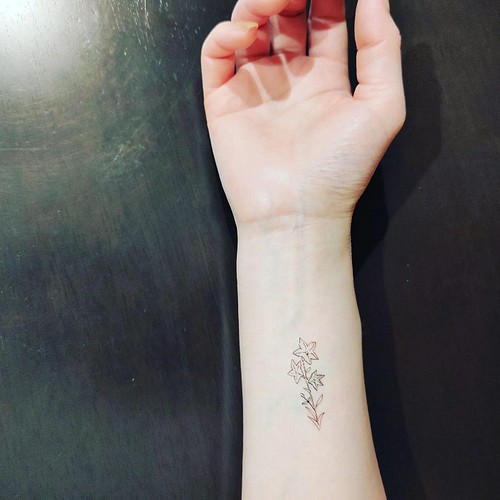 タトゥーシール ステッカー スマホケース Tattoo Sticker かわいい 花 白黒 おしゃれ ワンポイント D 其他好感衣裝 Tuzuru 的作品 Creemaー來自日本的手作 設計購物網站