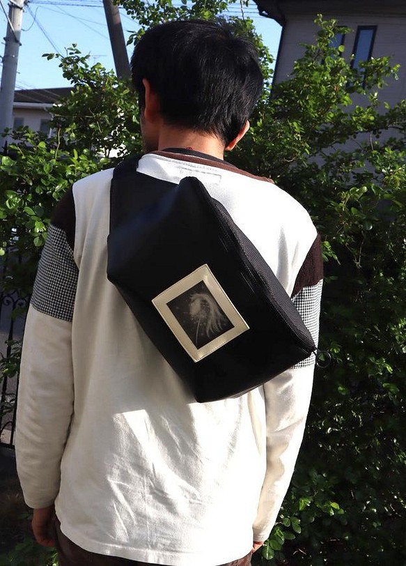 Art Black Bag 新作 たんぽぽの女の子 版画付き黒合革ボディバッグ ウェストバッグ ー男女兼用ー売り切れ ボディバッグ ウエストポーチ Yun 通販 Creema クリーマ ハンドメイド 手作り クラフト作品の販売サイト