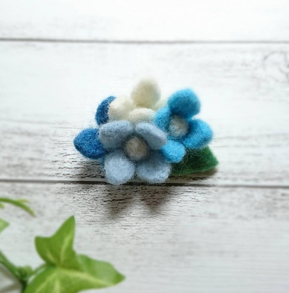 紫陽花のブローチ(青)  羊毛フェルト 1枚目の画像