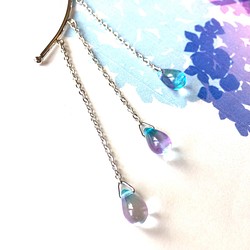 紫陽花のイヤーフック　（シンプル　ガラス　ドロップ　透明感　アジサイ　青　紫） 1枚目の画像