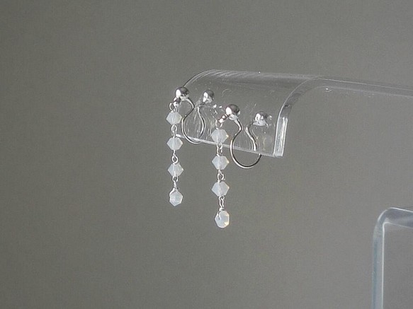 水晶流蘇耳環（穿孔耳環）：淺灰色蛋白石 第1張的照片