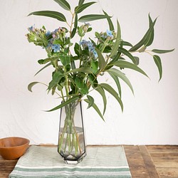 【花瓶&ユーカリとブルースター】ブルーグレーのおしゃれな花瓶、ブルースターとユーカリの花束 1枚目の画像