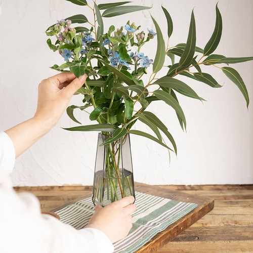 花瓶 ユーカリとブルースター ブルーグレーのおしゃれな花瓶 ブルースターとユーカリの花束 フラワー リース Youkaen Petit 通販 Creema クリーマ ハンドメイド 手作り クラフト作品の販売サイト