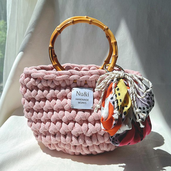 パステルピンクのバッグチャーム付きかぎ針編みカゴバック 1枚目の画像