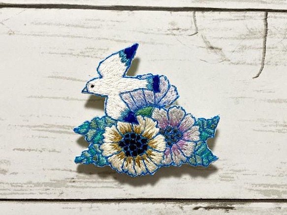 手刺繍オリジナルブローチ＊花と小鳥 1枚目の画像