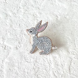 オートクチュール刺繍  野ウサギのブローチ【グレー】 1枚目の画像