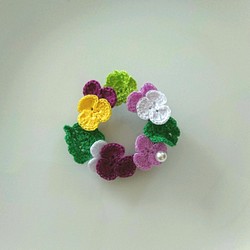 パンジーの花と葉 リース ブローチ (送料無料)レース編み かぎ針編み 1枚目の画像