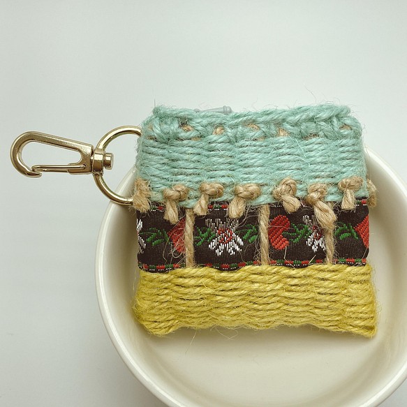 【ウクライナ支援】ウクライナリボンの手織りミニミニポーチ 1枚目の画像