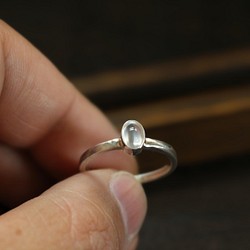 【ムーンストーンの指輪】オーバルカボション 重ね付けも楽しめるシンプルシルバーリング 1枚目の画像