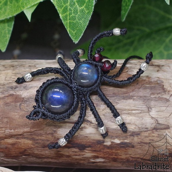 月と太陽を象徴する魔石『ラブラドライト』蜘蛛マクラメ編トップネックレス5 1枚目の画像