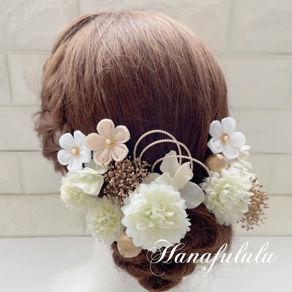 白*金 ピンポンマム❁ つまみ細工小花 ❁﻿成人式 振袖 髪飾り 1枚目の画像