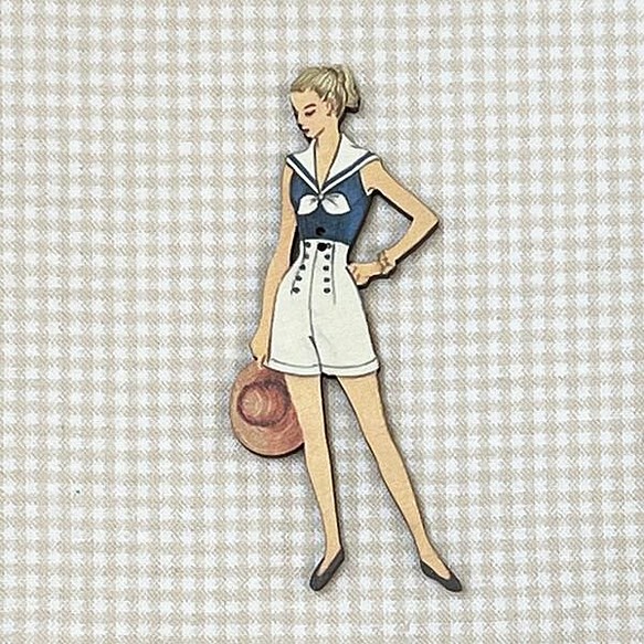 新入荷！フランス製！『木製ボタン　アトリエ ボヌール ドゥ ジュール 【ショートパンツの女性】』 1枚目の画像
