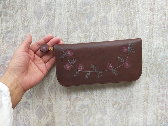 刺繍革財布『花かざり』BROWN×ピンク(A-type)（牛革）Slimラウンドファスナー型 1枚目の画像