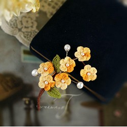 コデマリのブローチ パールブローチ イエロー系 小さな花 グラデーション 1枚目の画像