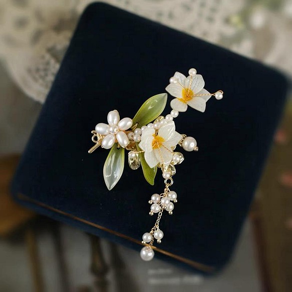 水仙のブローチ スイセンブローチ プレゼント 小さな花 ホワイト 1枚目の画像