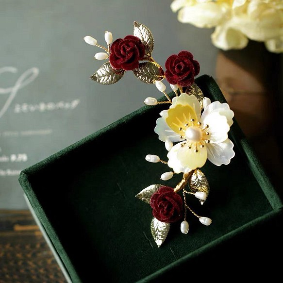 バラブローチ 薔薇ブローチ 椿の花ブローチ プレゼント ワインレッド ホワイト 1枚目の画像