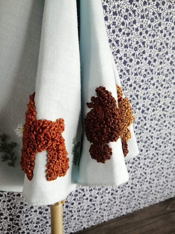 プードル刺繍の日傘（水色リネン生地に茶系プードル8頭）UV加工済み