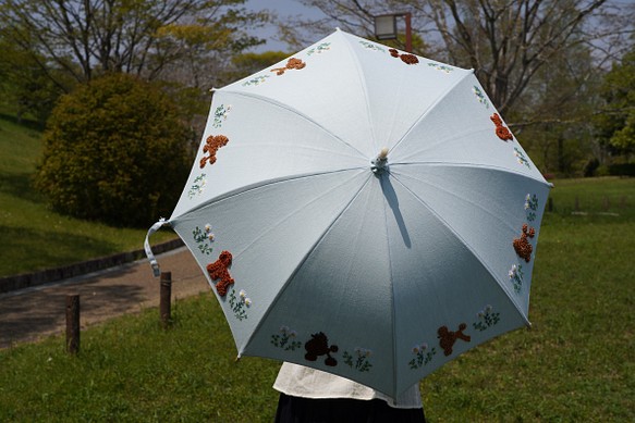 プードル刺繍の日傘（水色リネン生地に茶系プードル8頭）UV加工済み