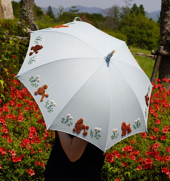 プードル刺繍の日傘（水色リネン生地に茶系プードル8頭）UV加工済み
