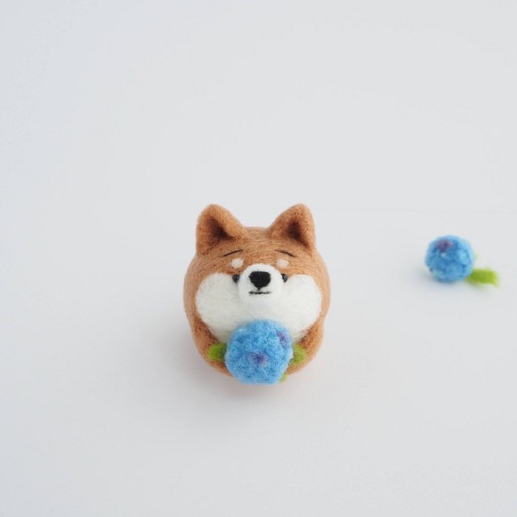 【定制】柴犬真由送你一朵繡球花。 （明芝/黑芝/白芝）羊毛氈 第1張的照片