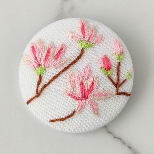 ベビーピンクの木蓮刺繍ブローチ ブローチ かなちゃん手刺繍工房