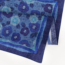 デジタル藍ふろしき～京椿～　三巾　風呂敷　100㎝　綿麻素材 1枚目の画像