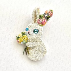 キラキラ刺繍うさぎブローチ ブローチ atelier HASU 通販｜Creema 