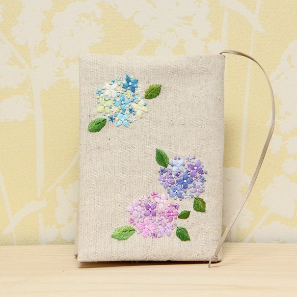 紫陽花ハンドメイド22 ブックカバー 手刺繍 紫陽花 ブックカバー Himi 通販 Creema クリーマ ハンドメイド 手作り クラフト作品の販売サイト