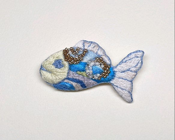 刺繍ブローチ 魚ブローチ カラフルな魚 ブローチ よう 通販 Creema クリーマ ハンドメイド 手作り クラフト作品の販売サイト