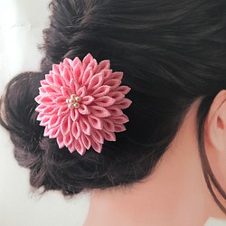 つまみ細工　2wayクリップの髪飾り　　薄ピンク色の半くすの大菊　 1枚目の画像