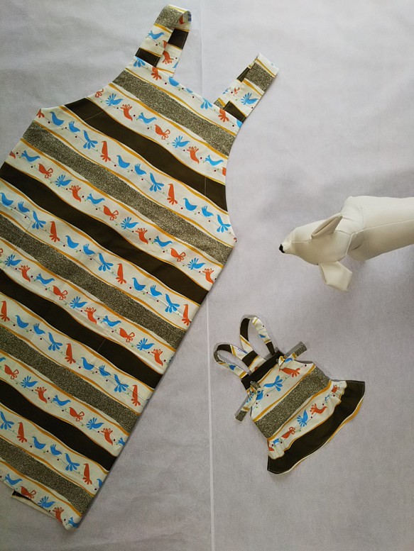 綿プリント生地を使った小型犬サイズサロペットエプロン犬服とお揃いの大人服Ｍ～Ｌサイズストレートエプロン 1枚目の画像