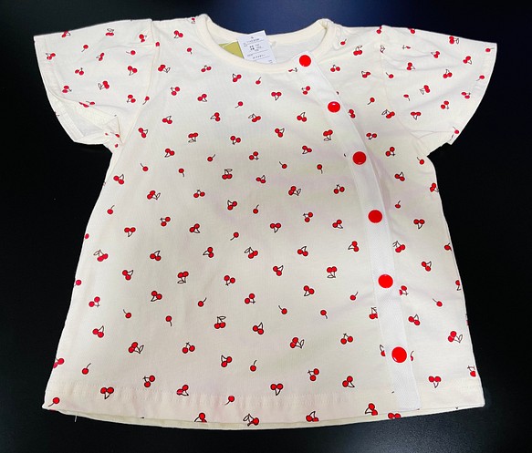 新品100cm前開き　チェリー柄半袖Ｔシャツ　スナップボタン　介護服　入院グッズ　医療的ケア児　女の子 1枚目の画像