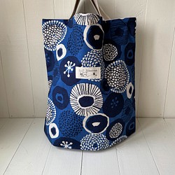 たたむの簡単ペタンコ布バッグ＊北欧風花柄・青（タグの柄：犬と糸） 1枚目の画像
