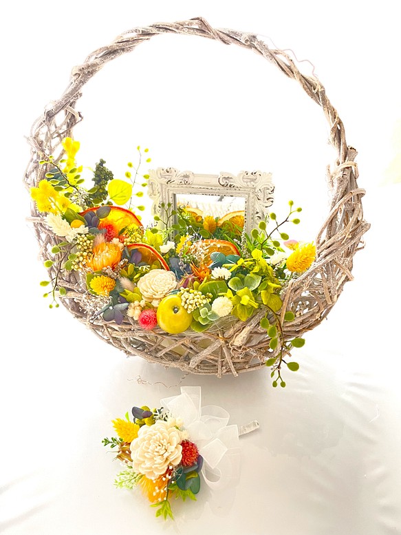 幸せな結婚式＊爽やかなルミナスオレンジとお花のビタミンカラーリースブーケ＊ブートニア付き 1枚目の画像