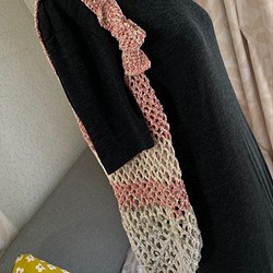 ネット編みバッグ１　ピンク・ベージュ・リボン結び　綿糸・リボンヤーン使用 1枚目の画像