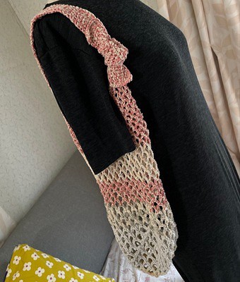 ネット編みバッグ１　ピンク・ベージュ・リボン結び　綿糸・リボンヤーン使用 1枚目の画像