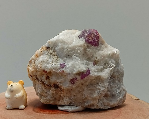 ルビー on 母岩 天然石　RBDM-009 1枚目の画像