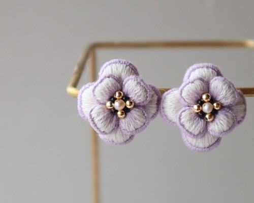 刺繍花イヤリング・ピアス アネモネ 白×紫