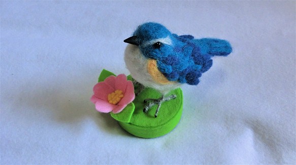 羊毛 フェルト　 ハンドメイド 花と幸せの青い鳥 ルリビタキ 1枚目の画像