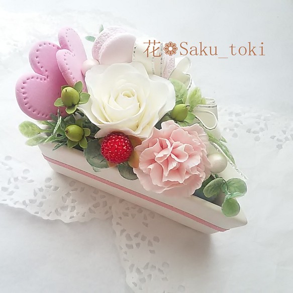 ❁優しい色合いの花とピンクのハートが可愛いクレイフラワーケーキ