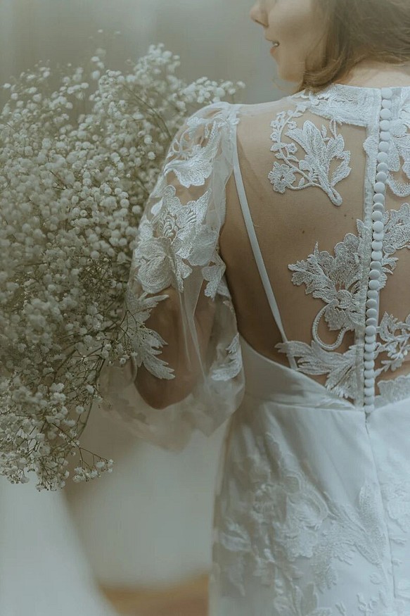 咲き誇る透け花レース ウエディングドレス 前撮り 挙式 2次会 可愛い ミニトレーン 長袖 くるみボタン