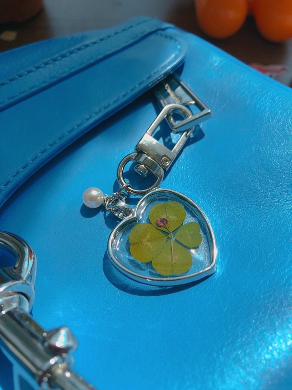 韓国産幸運の四つ葉のクローバーキーリング / Korean lucky four-leaf clover keyring 小物・ファッション雑貨  minji 通販｜Creema(クリーマ) ハンドメイド・手作り・クラフト作品の販売サイト