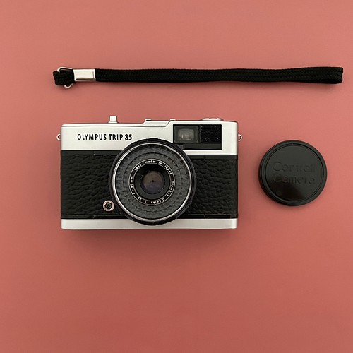 完動品】レトロなフィルムカメラ オリンパスTRIP35 黒のシュリンク 