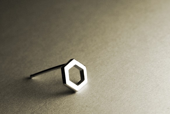 六角鏤空造型純銀耳環 第1張的照片
