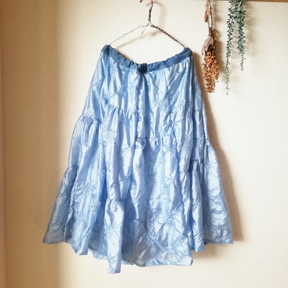 透け感のある・つぎはぎひらひらスカート　薄いブルー　ロングスカート 1枚目の画像